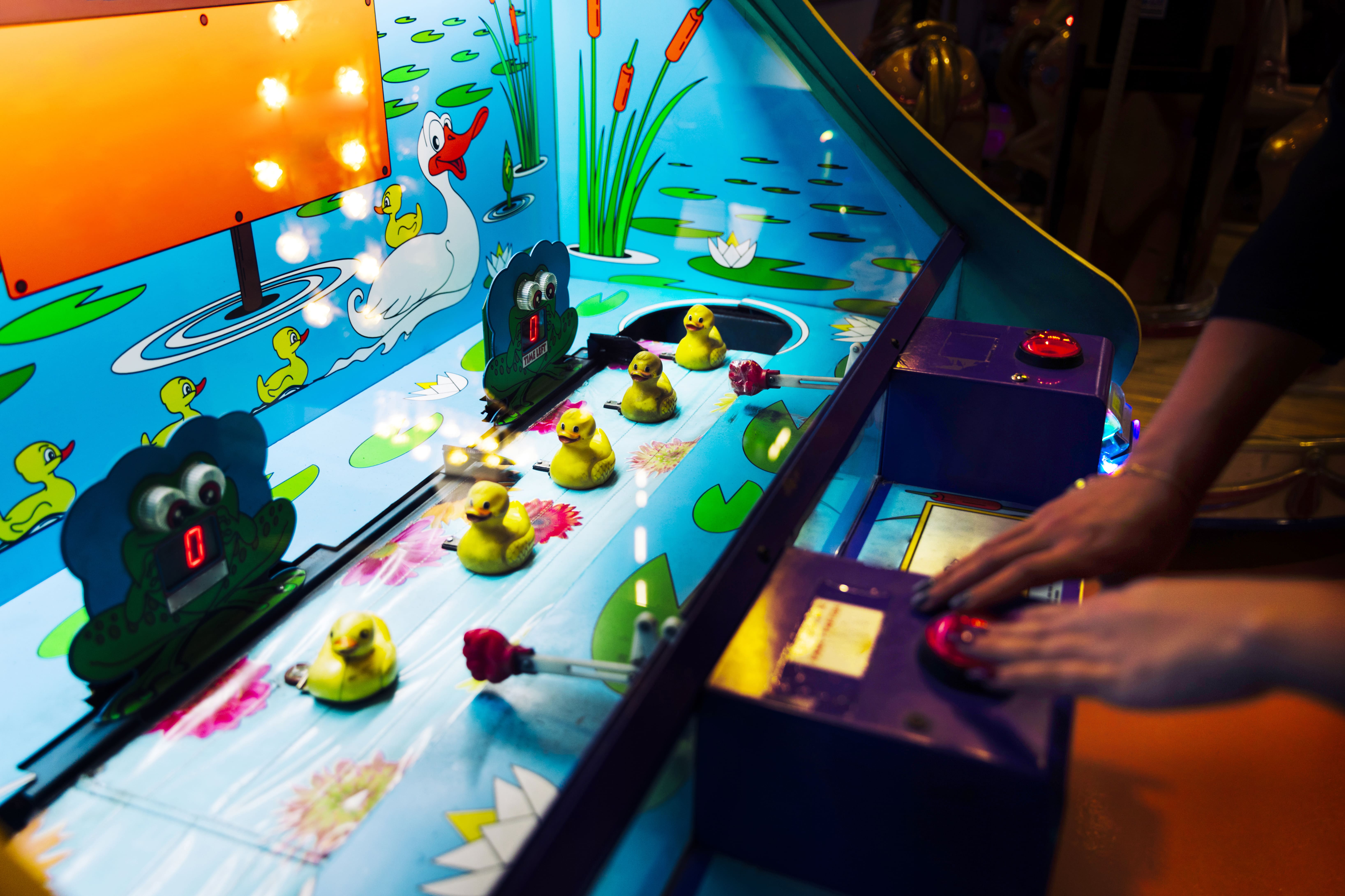 close-up-arcade-game-with-rubber-ducks
