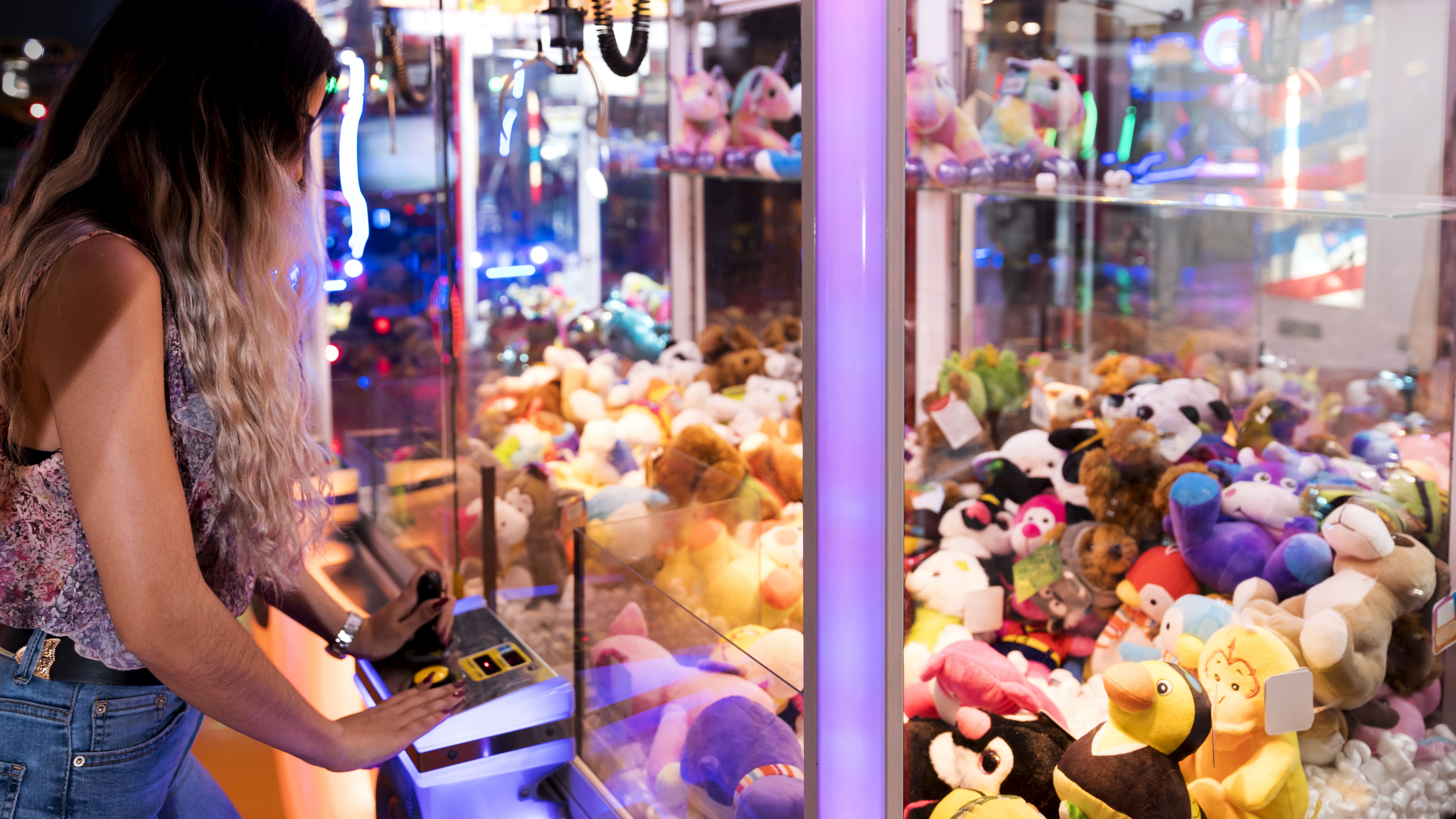 sideways-woman-playing-arcade-machine